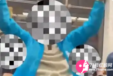 老人強坐女生腿上